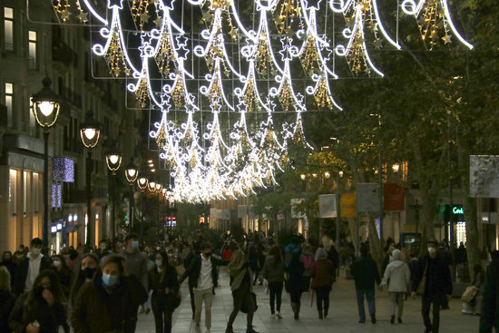 Christmas shoppers in the center of Barcelona (by Cillian Shields)